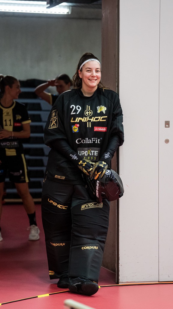 Ella-Fée Greber im Spielertunnel